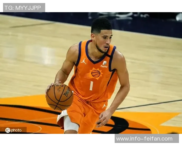 带伤作战的布克在球队中的无私奉献让人难以用言语形容其巨大贡献